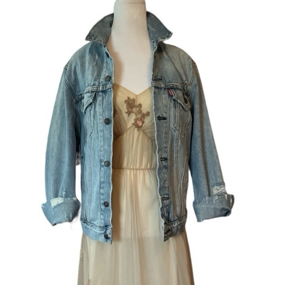 Levi’s Distressed Denim Jean Jacket Light Wash Size Small